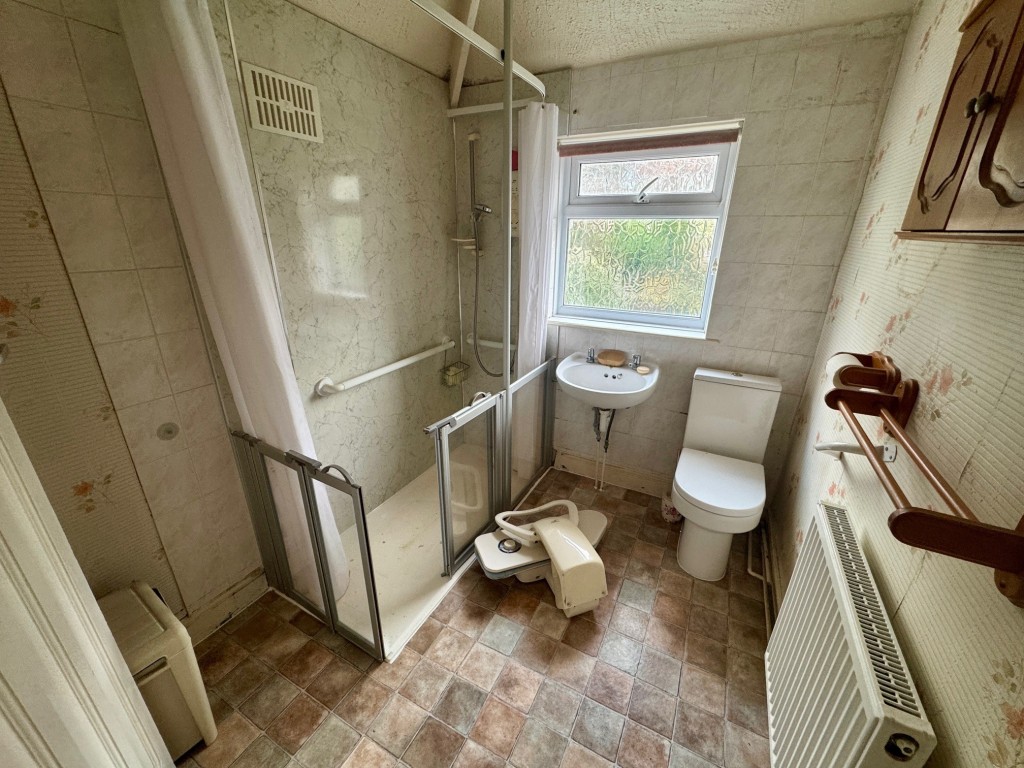 Lot: 150 - THREE-BEDROOM SEMI-DETACHED HOUSE FOR IMPROVEMENT - Shower room